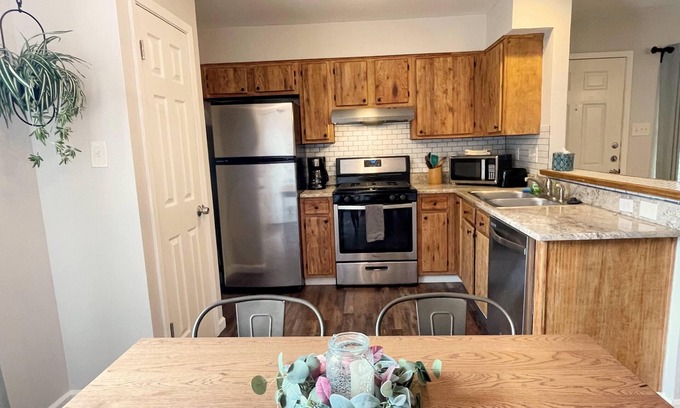McNeil Apartment | Relaxing 2 Bedroom North Austin Get Away