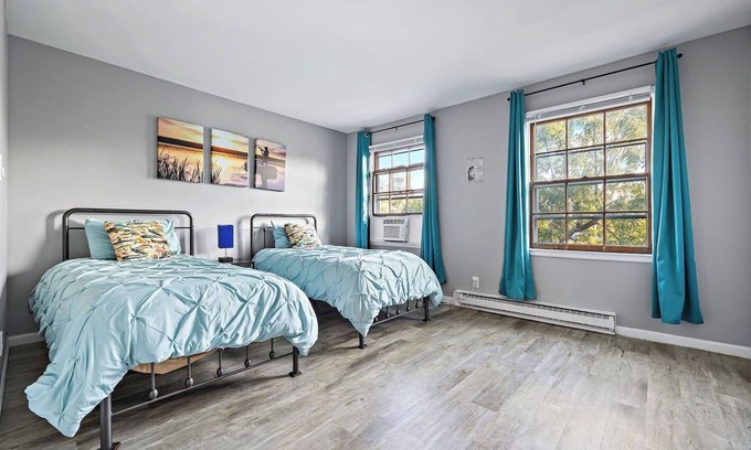 Yorkville Apartment | Relaxing 2BR Riverfront Townhome