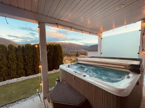 Foothills Apartment | Relaxing 3 bedroom suite, near Silver Star Resort