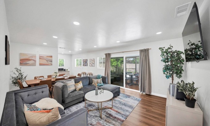 Monrovia House | Relaxing 3BR Near DTLA, Shops, & Parks #TravelSGV