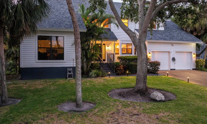 Trailer Estates House | Relaxing 4BR/3BA home near IMG & beaches – with game room & yoga space