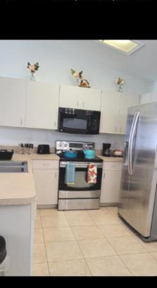 Ocala House | Relaxing and Comfortable Bedroom shared bathroom