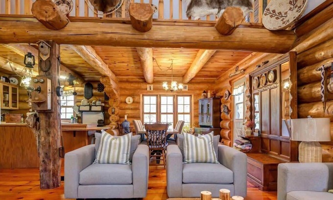 Lyndhurst Cabin | Relaxing and private waterfront log cabin