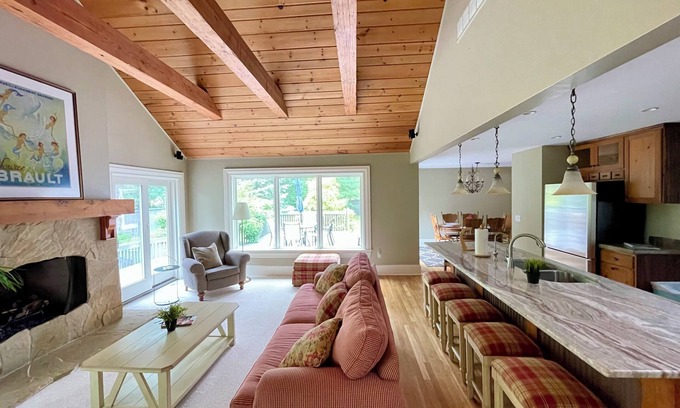 Ann Arbor House | Relaxing Ann Arbor Stay — Sleeps 9, Hot Tub, Deck, and Gourmet Kitchen