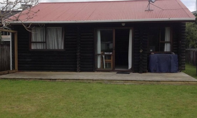 Whangamata House | Relaxing at the Log Cabin