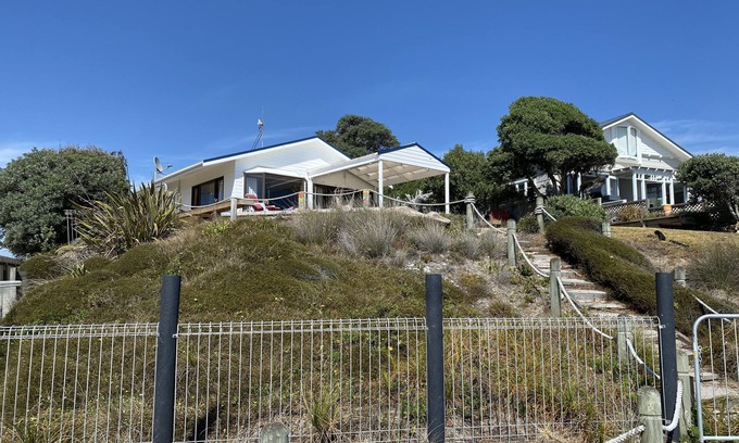 Pukehina House | Relaxing beach-front living