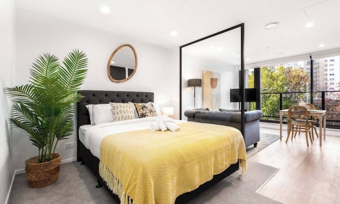 Newton Apartment | Relaxing CBD Parkside Aircon Studio vs Pool & Gym