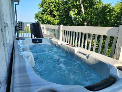 Quartier 5-4 Apartment | Relaxing Cityscape with Hot Tub