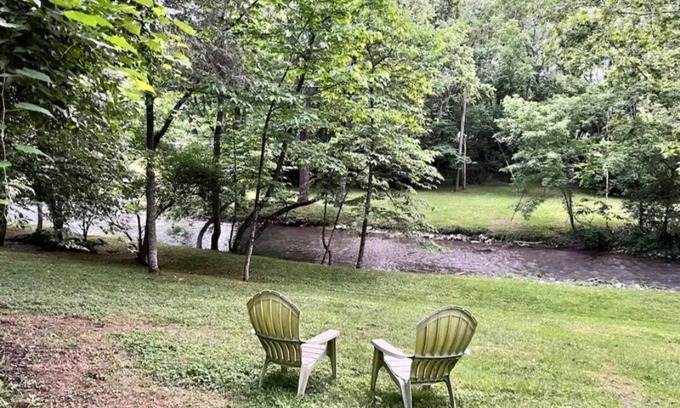 Bristol Cabin | Relaxing Creekside Retreat - Firepit, Outdoor Dining, Creek View, Sleeps 4