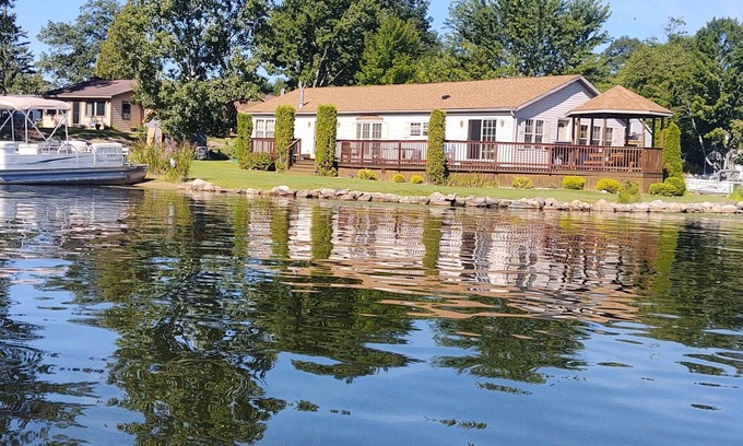 Lake Cottage | Relaxing Crooked Lake Cottage - Private Dock, Large Yard, Great Fishing