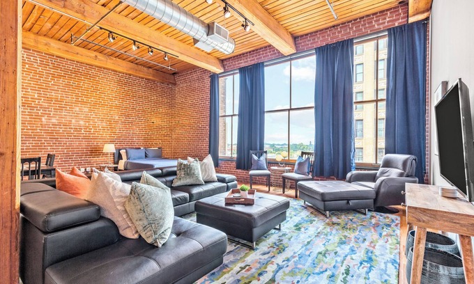 Downtown West Apartment | Relaxing Downtown Loft-Walk to Conventions/Games
