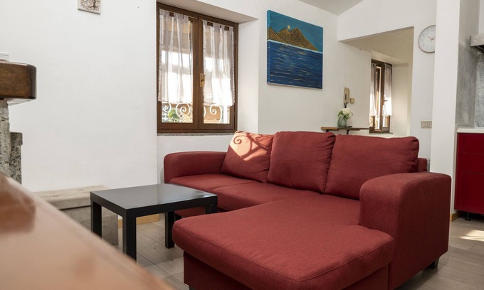 Dormelletto Apartment | Relaxing dwelling overlooking Lake Maggiore in the historic center of Dormelletto