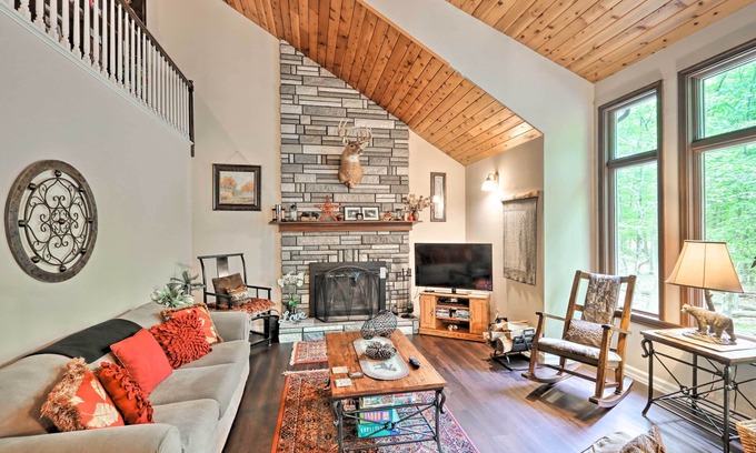 Sybertsville House | Relaxing Eagle Rock Resort Home - 1 Block to Lake!
