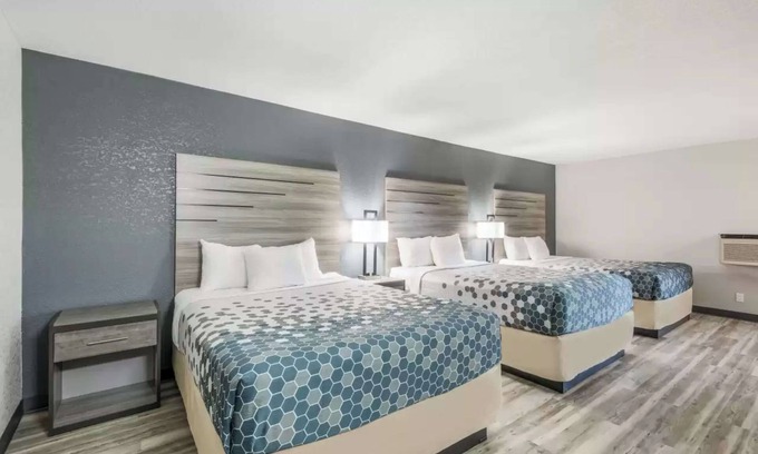 Lovington Hotel | Relaxing Family Ready Room Near Downtown | Free Onsite Parking