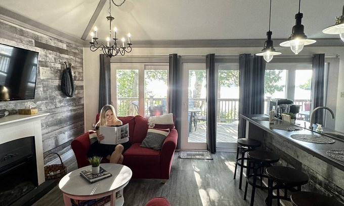 Fenelon Falls House | Relaxing Farmhouse Escape