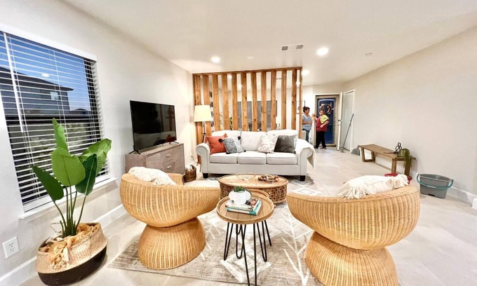 Converse House | Relaxing Feng Shui Family Retreat 12 Miles from San Antonio Airport