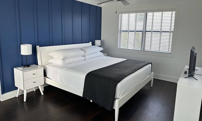 Lake Alfred Cottage | Relaxing Getaway on the Lake at Adams Estate