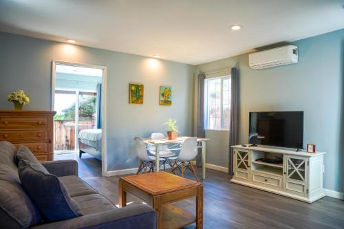 Millbrae House | Relaxing Home With SF Bay View