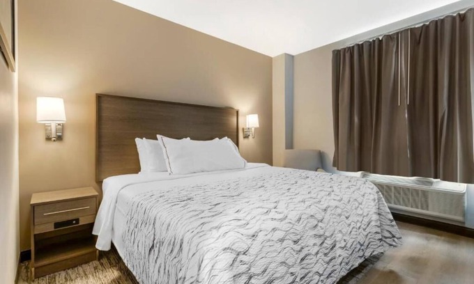 Queens Hotel | Relaxing Hotel Room with Plush Bedding & Peace | Near JFK Airport – 10 Min Ride