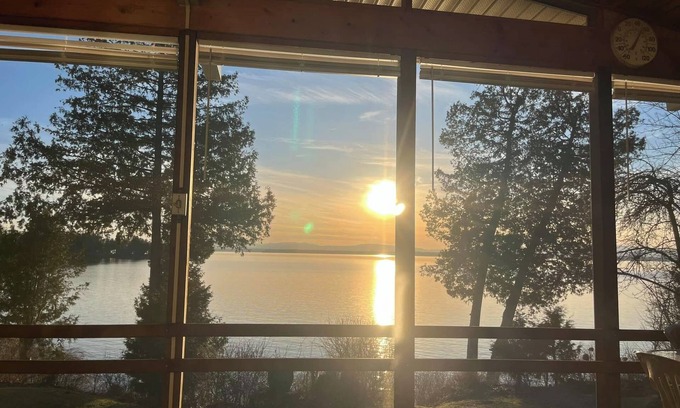 South Hero House | RELAXING ISLAND GETAWAY - WATERFRONT BEACH AND SKI HOUSE ON LAKE CHAMPLAIN