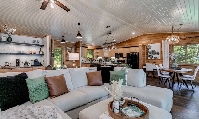 Oxford Cabin | Relaxing Lakehouse Retreat near Wisconsin Dells
