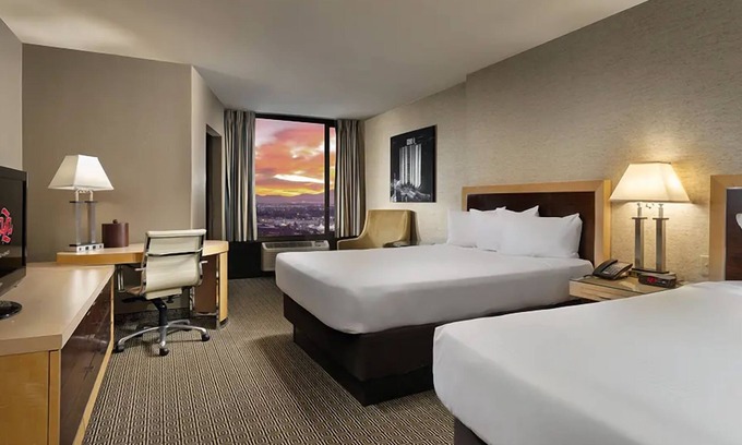 Downtown Las Vegas House | Relaxing Location and Accommodation! Free Parking, Pool, Near Neon Museum