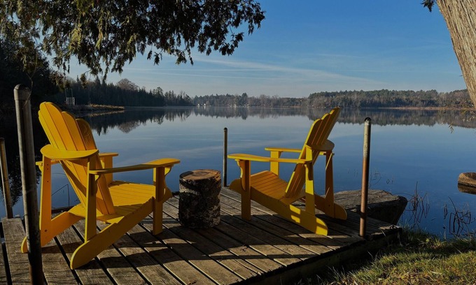 Lakefield Cottage | Relaxing Lucky Dog Cottage Retreat at the Lake Edge Cottages!