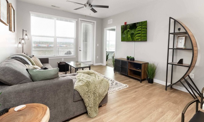 Draper Apartment | Relaxing Luxury Stay King Beds Pool Fitness Center