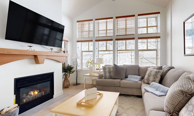 Salt Lake Mountain Resorts Condo | Relaxing mountain-view condo with shared hot tub, pool & more-walk to ski lifts