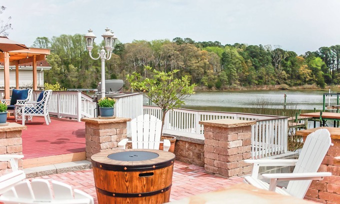 Hampton House | Relaxing Riverfront Getaway in Philips Lake