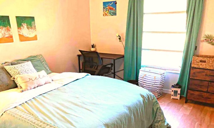 Boynton Beach House | Relaxing Room near Beach, Shopping, Dining & Fun! +Kitchen & Laundry