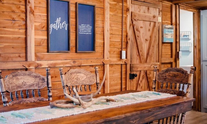 La Grange Cabin | Relaxing, Rustic Cabin on the Lake