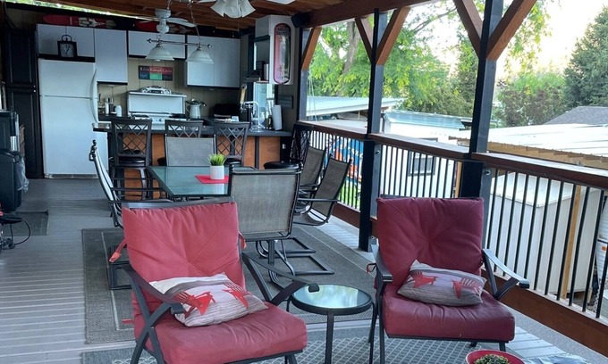 Central Okanagan Resort | Relaxing space at a family fun resort on Kalamalka Lake!