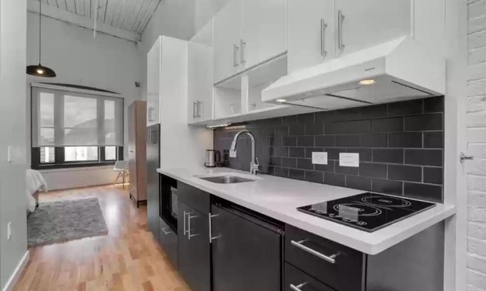 Downtown Hartford Apartment | Relaxing Space Downtown - Close To Hospitals - Free Parking and Wifi