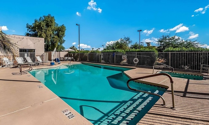 Palm Valley Hotel | Relaxing Spacious Unit Near Attractions, Free, Wifi, Pool, Parking, Breakfast