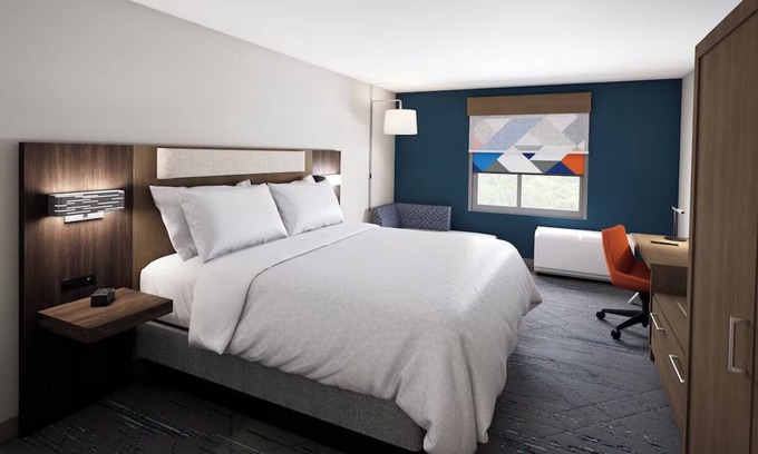 West Kissimmee Hotel | Relaxing Stay Near Orlando Attractions with Free Breakfast & Pool Access