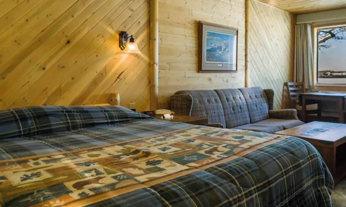 Rice Lake Cabin | Relaxing stay on the lake in Room 5 - The Swans - Curriers Lakeview Lodge
