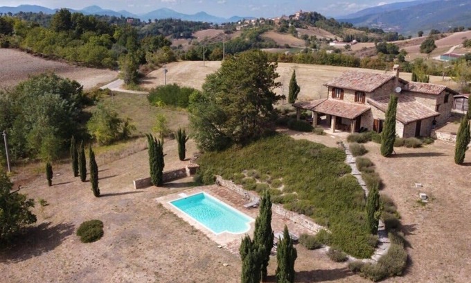 Castelraimondo Villa | Relaxing Villa with Large Garden