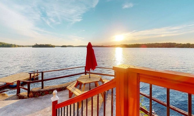 Wollaston House | Relaxing waterfront retreat