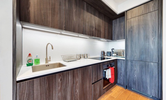 Peninsula Apartment | REM - Superb Studio in Greenwich with balcony & roof top