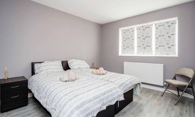 Basildon House | Remaj Accommodation, 4 Bedrooms, 6 Beds , sleeps 7 & free residential parking