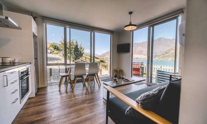 Frankton Apartment | Remarkable View Apartment