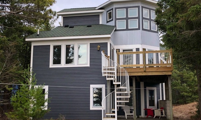 Mackinaw City Cottage | Reminiscent of a lighthouse on the shores of Lake Mi