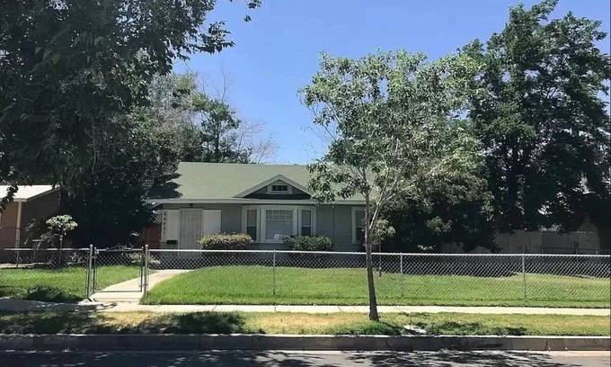 Lancaster House | Remodeled 2 Bedroom Private Home 1 Full bath/kitchen/living room w/BIG SMART TV
