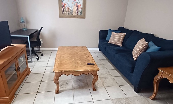 Albuquerque Apartment | Remodeled 2br apt with AC,washer, Wifi, near UNM,hospitals,CNM,airport,I-25