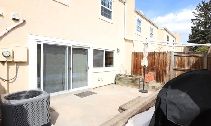 Dam East - West House | Remodeled 3 bed/2.5 bath townhome w/garage/pool!