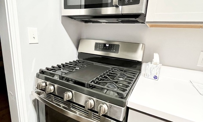 Addison House | Remodeled 3BR 1BA Near O'Hare Sleeps 10