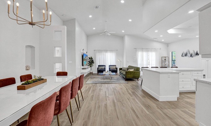South Lake House | REMODELED 5BR HOLLYWOOD HOUSE W/PRIVATE HEATED POOL & GAME ROOM, NEAR BEACH