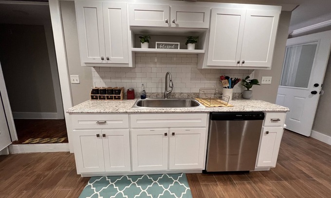 Lake City House | Remodeled and Convenient Downtown High Springs Retreat