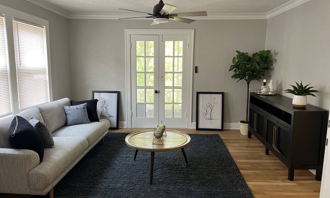 Rosedale Apartment | Remodeled Apartment with beautiful screen patio. Great location in KC!